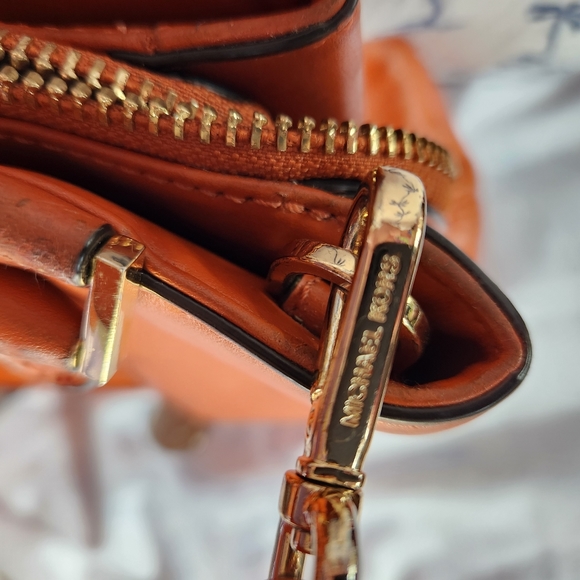 Michael Kors medium/large 9 pocket cross body purse - Picture 3 of 7